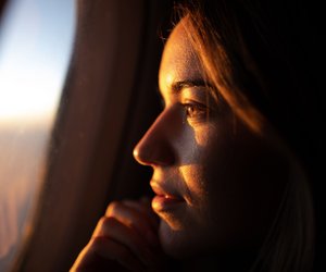 Innerlich leer? Diese 3 Fragen zeigen, ob dir in der Kindheit Liebe gefehlt hat!