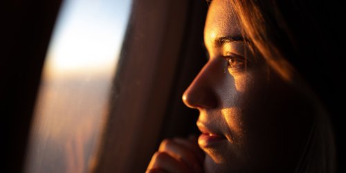 Innerlich leer? Diese 3 Fragen zeigen, ob dir in der Kindheit Liebe gefehlt hat!