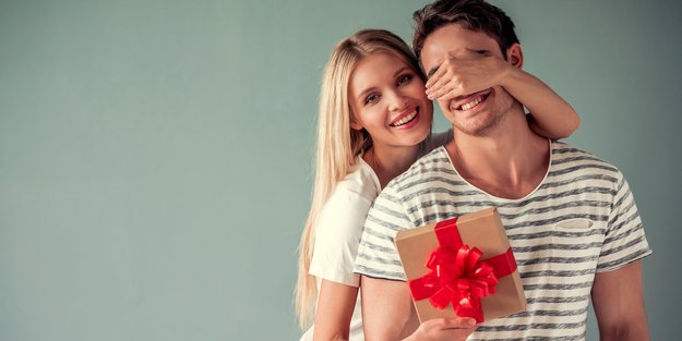 Ohne Kitsch: Romantische Geschenke für Männer
