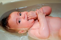 Baby, 3 Monate, in der Badewanne.