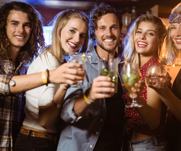 Frohliches Saufen 7 Lustige Trinkspiele Desired De