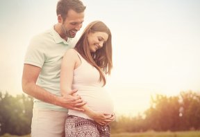Dein Baby kann Deine Hände auf Deinem Bauch sehen Dein Baby kann Deine Hände auf Deinem Bauch sehen