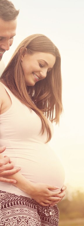 Dein Baby kann Deine Hände auf Deinem Bauch sehen Dein Baby kann Deine Hände auf Deinem Bauch sehen