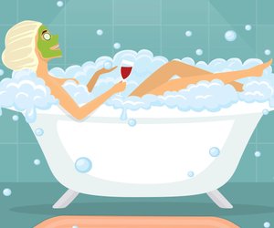 9 seltsame Dinge, die Frauen im Bad machen
