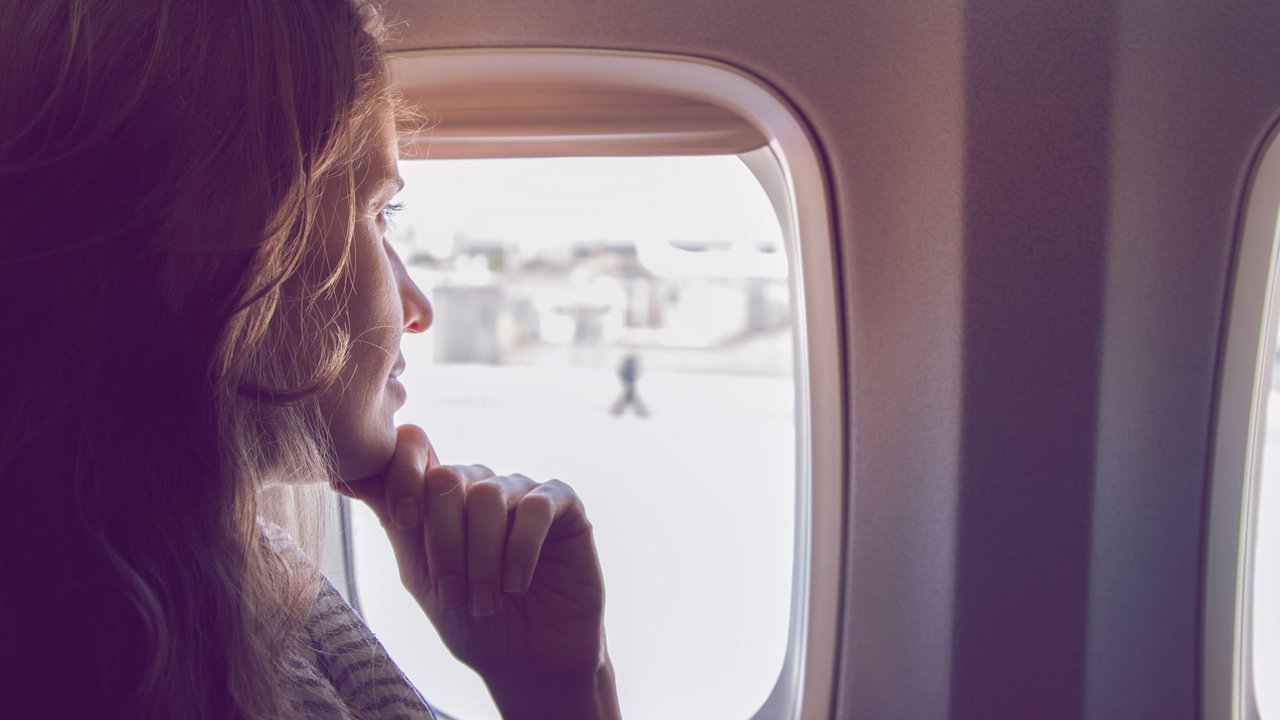 6 Tipps, mit denen du Flugzeug-Akne verhinderst