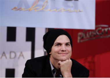 Ashton Kutcher kämpft gegen Pornofilm-Vermarktung. Ashton Kutcher kämpft gegen Pornofilm-Vermarktung.