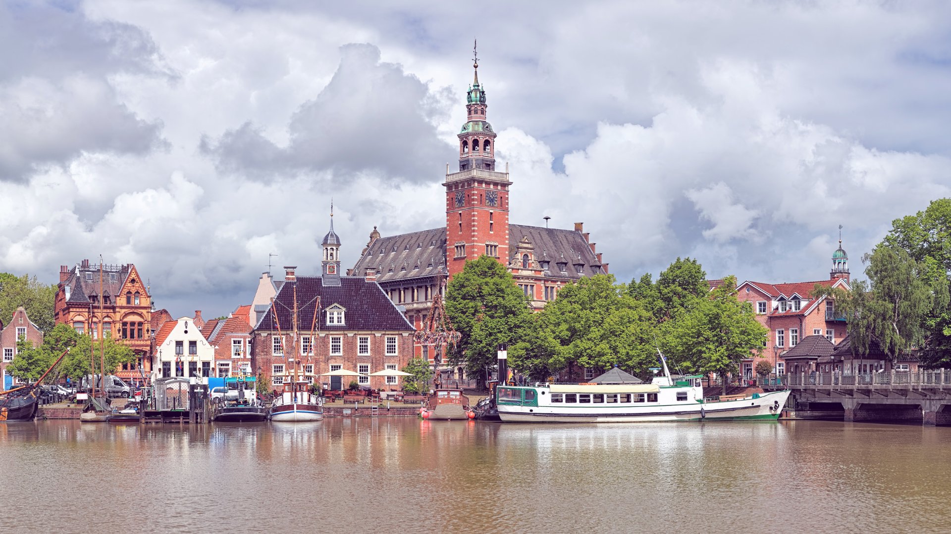 Verwinkelte-Gassen-verwunschenes-Schloss-historischer-Hafen-Diese-s-e-Stadt-nahe-der-Nordsee-kennen-zu-wenige