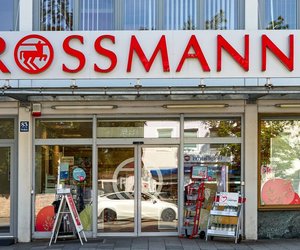 Diese süße Picknickdecke von Rossmann mit Erdbeer-Motiven ist ein Muss für den Sommer