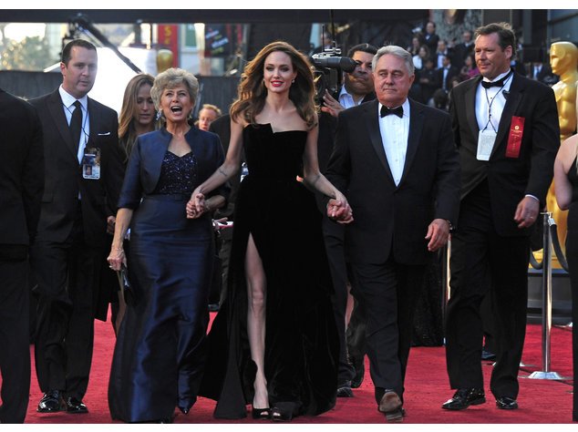 Angelina Jolie mit ihren Schwiegereltern Angelina Jolie mit ihren Schwiegereltern