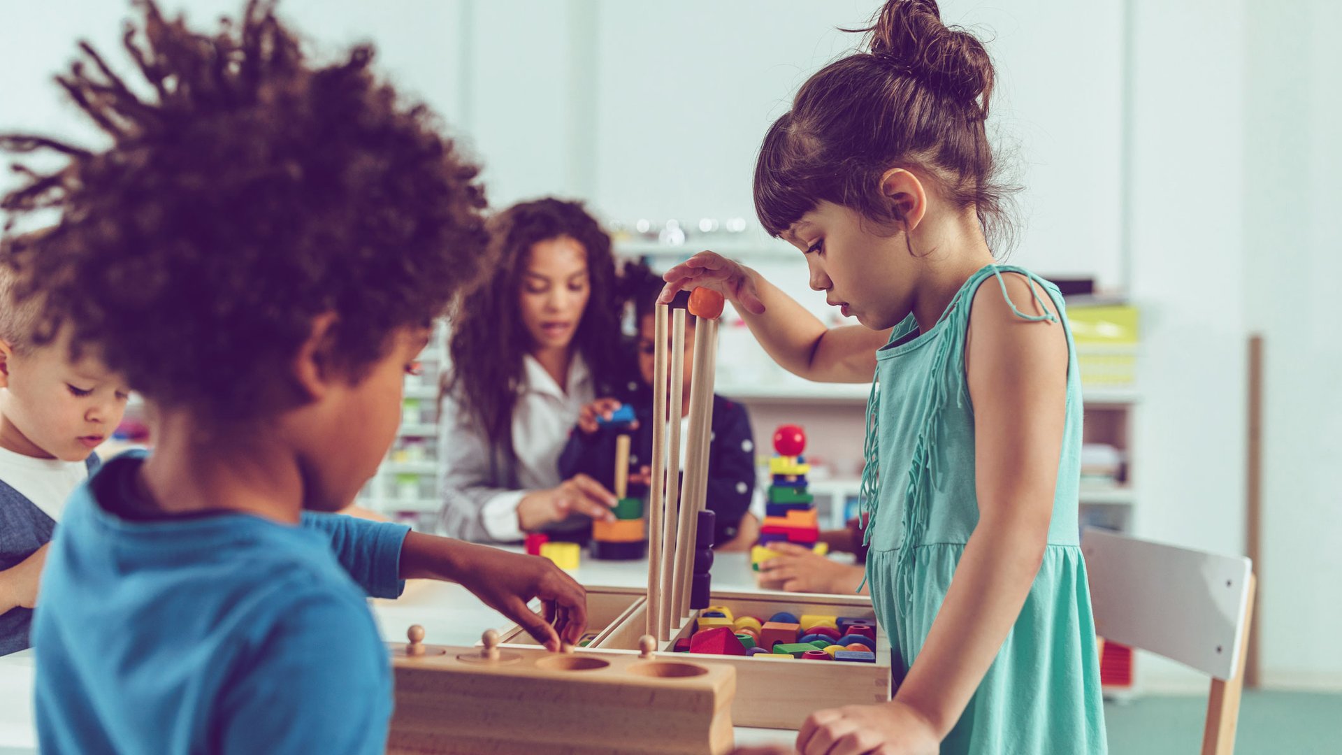 Kita oder Kindergarten: Was ist das Richtige für mein Kind?