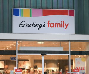 Mit süßen Perlen-Details: Bei Ernsting's family gibt es die perfekten Sandalen für den Sommer