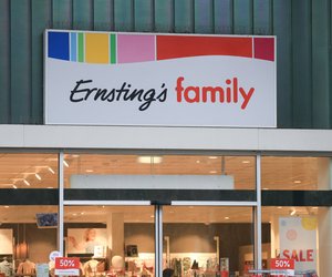 Perfekt für warme Tage: Sandalen mit süßen Perlen-Akzenten bei Ernsting's family