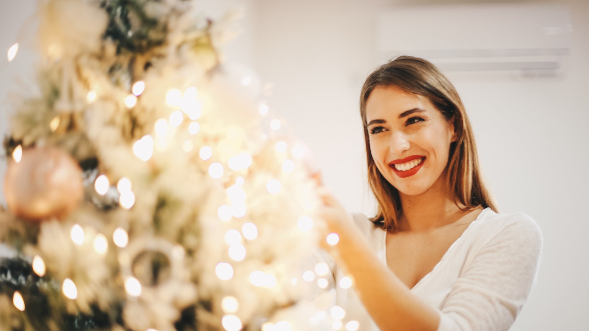 Mit-dem-LED-berwurf-von-Amazon-schm-ckst-du-den-Weihnachtsbaum-blitzschnell