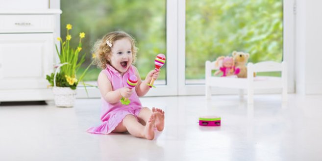 Kleines Mädchen singt Kinderlieder Kleines Mädchen singt Kinderlieder