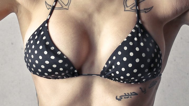 Sternum-Piercing-Kosten-und-Risiken-f-r-ein-Piercing-zwischen-den-Br-sten