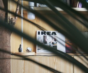 In Schwarzblau sieht dieses Kultregal von Ikea echt teuer aus