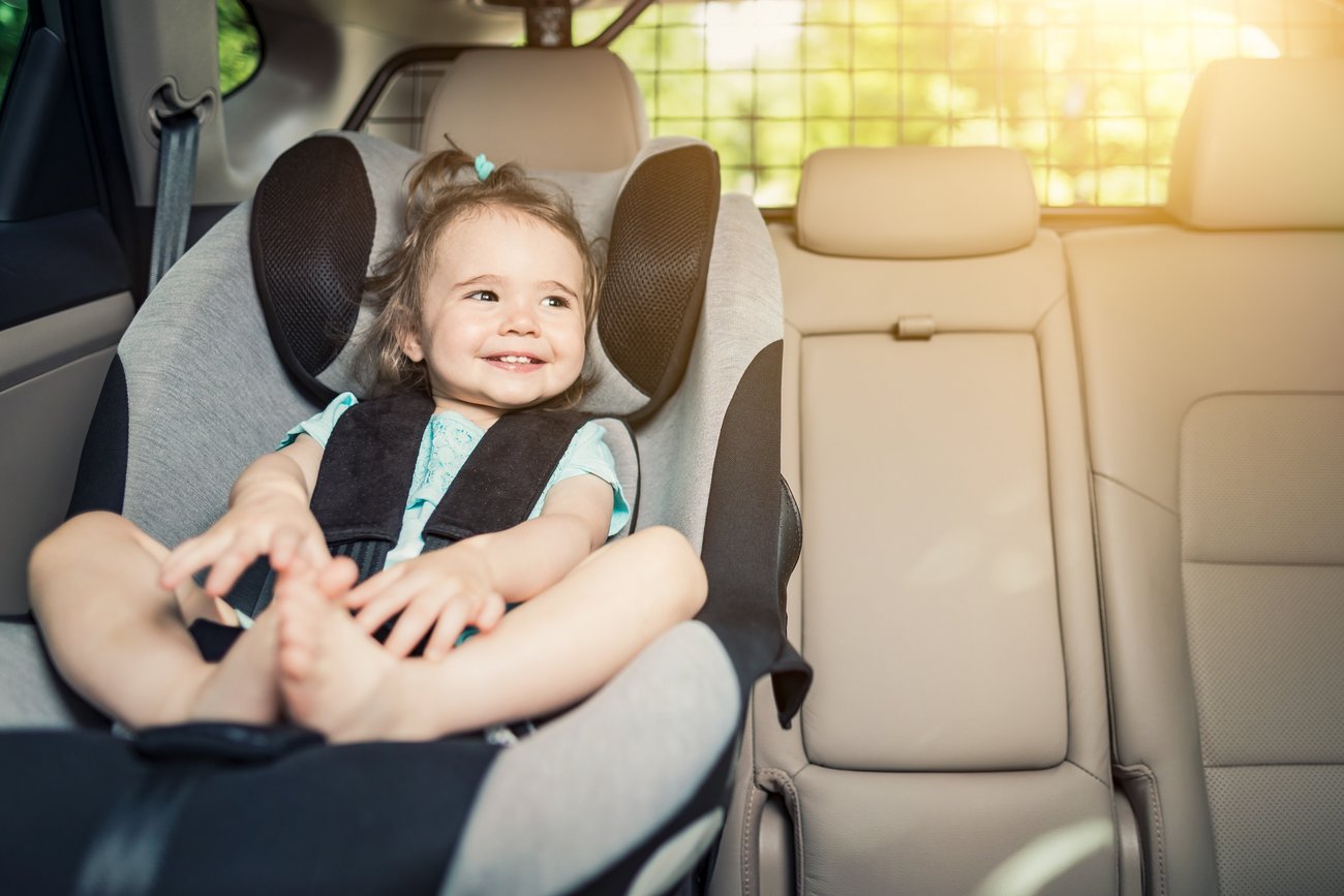 Baby sitzt im Auto Baby sitzt im Auto