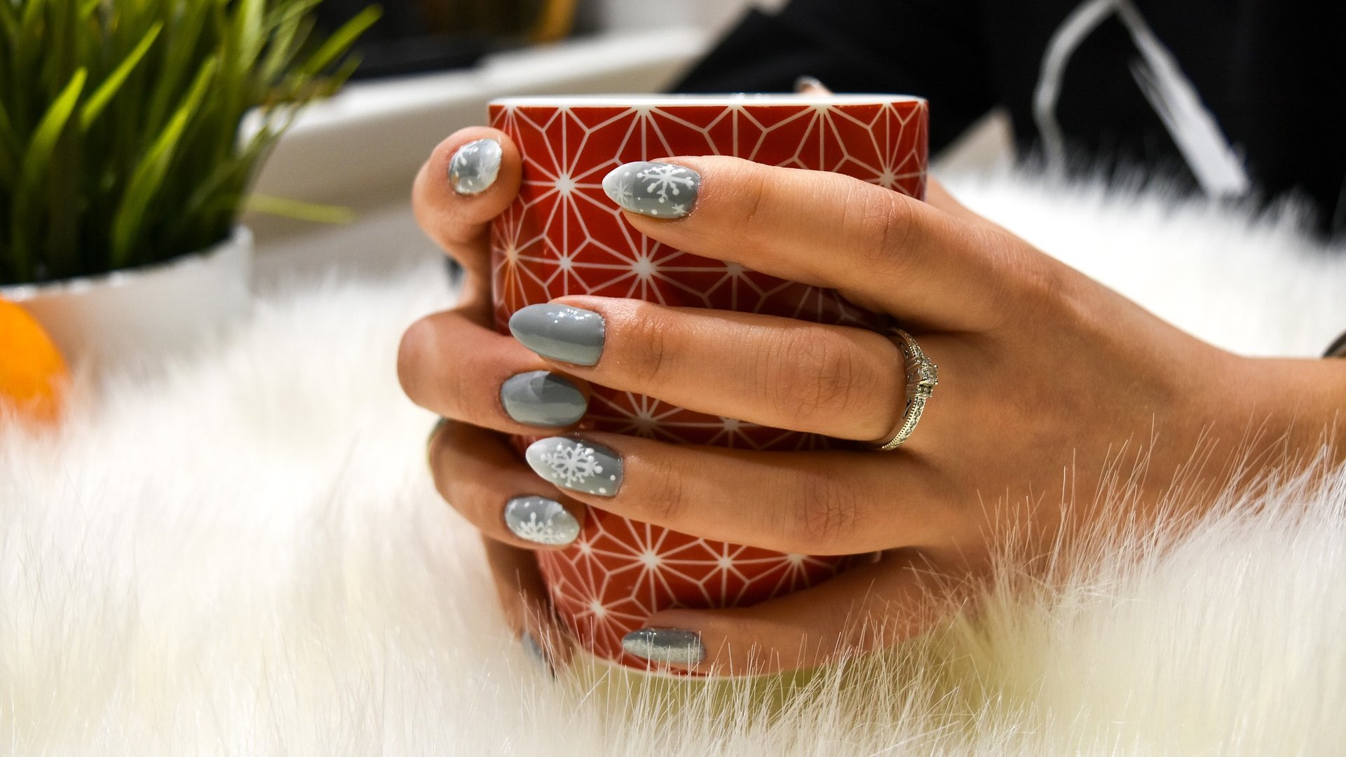 Schimmernder-Gel-Lack-Dieser-3-Euro-Nagellack-von-Rossmann-zaubert-dir-perfekte-Weihnachtsn-gel