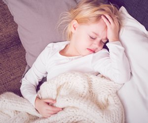 Vergiftung bei Kleinkindern: Auf diese Symptome musst du achten