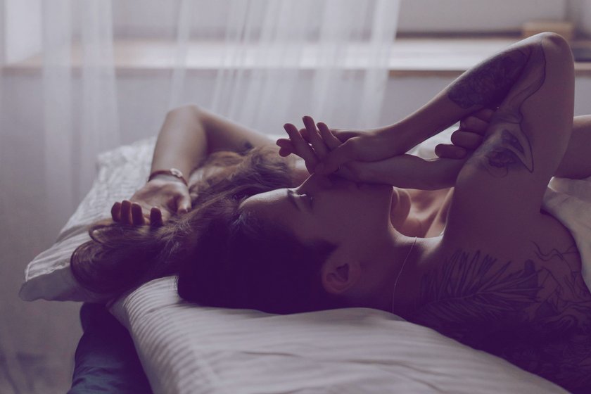 Zwei Frauen liegen zusammen im Bett