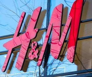 Alle lieben dieses gestreifte Kissen von H&M Home