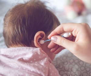 Ohren reinigen beim Baby: Wie du am besten vorgehst & was du lassen solltest