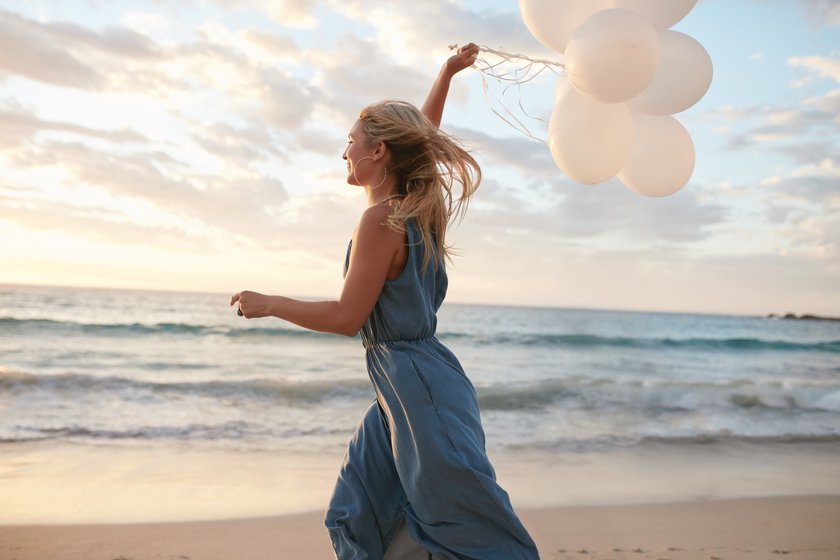 Sommer am Meer im Overall mit Luftballons