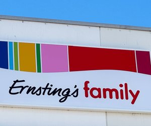 Perfekt für unterwegs: Diese modische Smartphone-Umhängetasche von Ernsting's family ist ein Hingucker