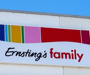 Diese kleine Umhängetasche fürs Smartphone von Ernsting's family ist total schick