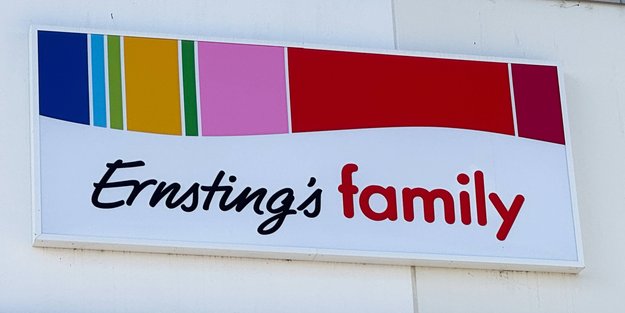 Perfekt für unterwegs: Diese modische Smartphone-Umhängetasche von Ernsting's family ist ein Hingucker