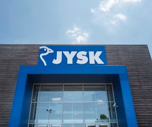 Der hellblaue Beistelltisch von Jysk ist ein Hingucker für dein Wohnzimmer