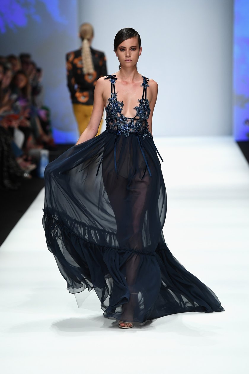 Model auf dem Laufsteg der Berlin Fashion Week Guido Maria Kretschmer Show Kleid Schwarz