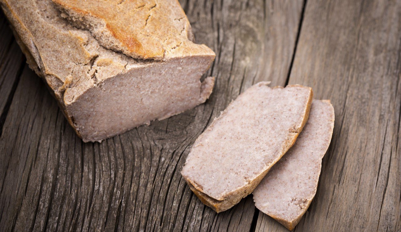 Glutenfreies Brot auf hölzernem Untergrunf Glutenfreies Brot auf hölzernem Untergrunf