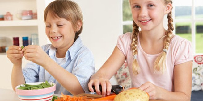 Kinder schneiden Gemüse Kinder schneiden Gemüse