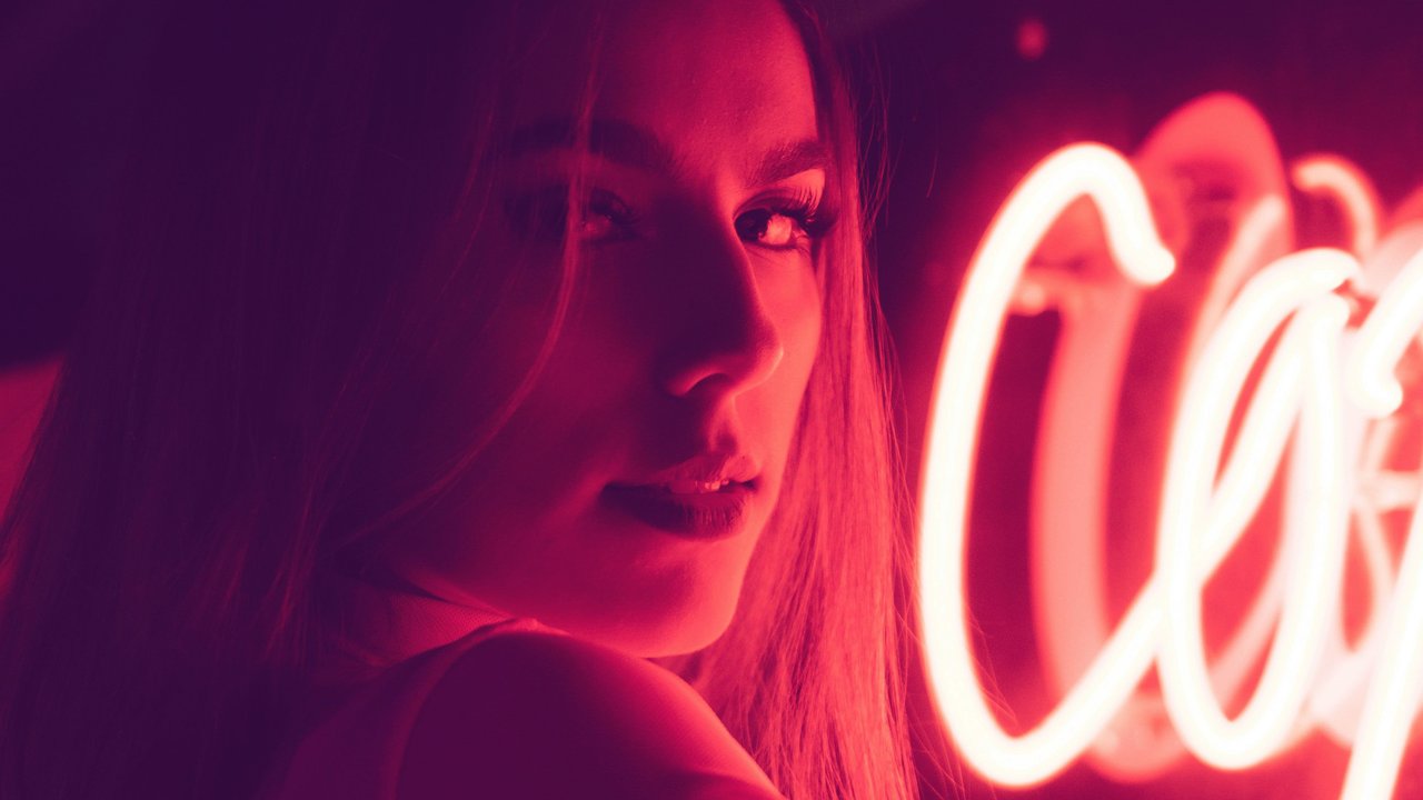Frau vor einem Neonschild