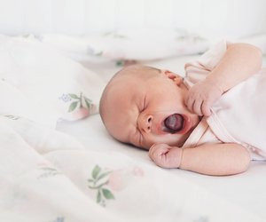 Mundsoor beim Baby: Ursachen & Hausmittel für schnelle Besserung