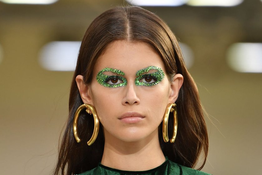 Kaia Gerber mit auffälligem Augen Make-up auf dem Laufsteg von Valentino Paris Fashion Week 2018