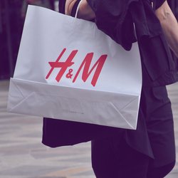 Wir haben uns sofort in dieses Sommerkleid von H&M verliebt – und es ist auch noch reduziert!