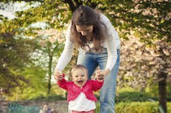 Baby, 8 Monate, versucht zu laufen. Baby, 8 Monate, versucht zu laufen.