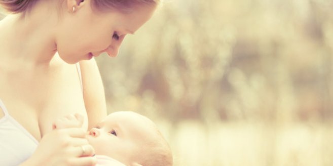 Stillberatung: mutter stillt ihr Baby Stillberatung: mutter stillt ihr Baby