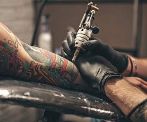 Messer-Tattoo: Die Bedeutung der kriegerischen Kunstwerke
