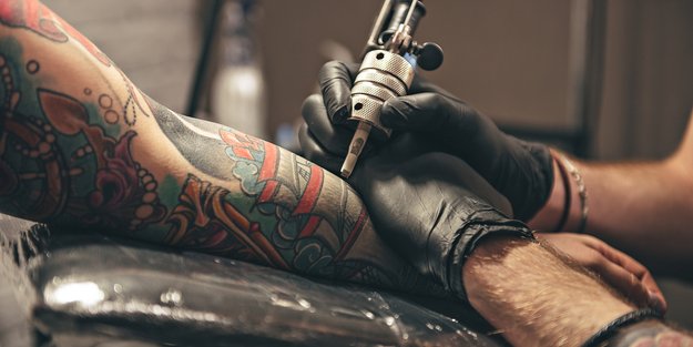 Messer-Tattoo: Die Bedeutung der kriegerischen Kunstwerke