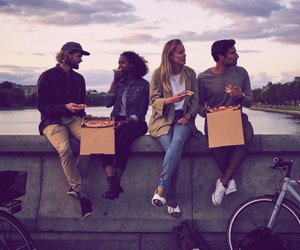 6 (versteckte) Anzeichen, dass deine Freunde deinen Partner nicht mögen