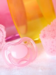 Anfangs greifst Du für die Babypflege am besten auf Wattepads und Waschlappen zurück. Anfangs greifst Du für die Babypflege am besten auf Wattepads und Waschlappen zurück.