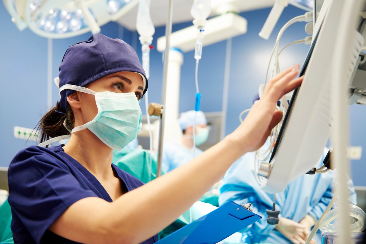 Krankenschwester mit maske im OP Krankenschwester mit maske im OP