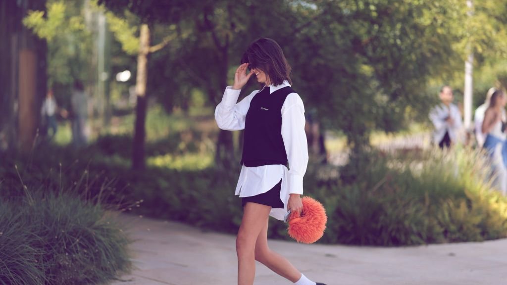 Pullunder-kombinieren-So-easy-kannst-du-das-Piece-zu-jeder-Jahreszeit-stylen