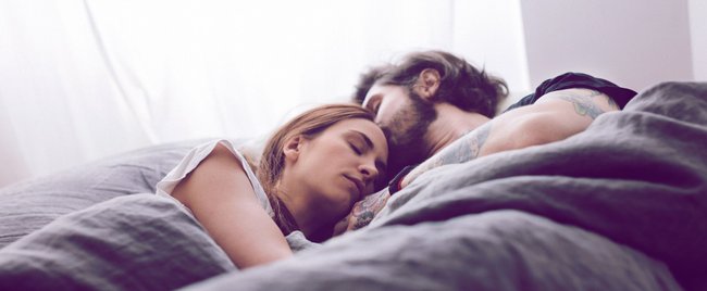 Endlich besser schlafen: Diese Beziehungsretter-Gadgets fürs Bett braucht ihr als Paar
