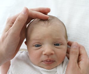 Milchschorf entfernen: So vermeidest du, dein Baby zu verletzen