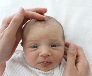 Milchschorf entfernen: So vermeidest du, dein Baby zu verletzen