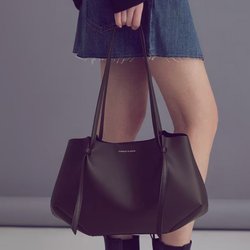 Influencer*innen lieben sie: Warum diese Handtasche bei Instagram gerade einen absoluten Hype auslöst